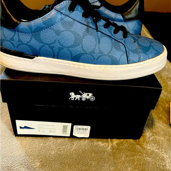 Men Coach shoes one wore them once in good condition - Picture 2 of 2